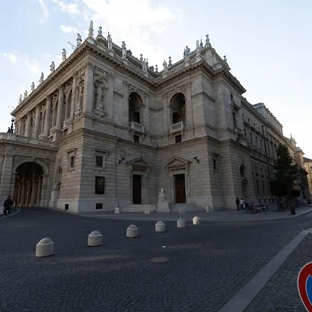 Downtown Pilot * Budapesta